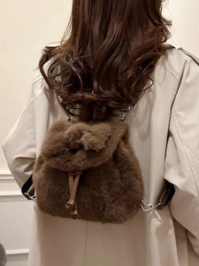 Schicker brauner Plüsch Mini Rucksack mit Kordelzug für Damen am Model gezeigt