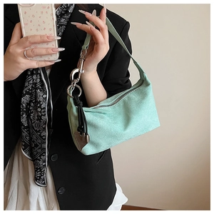 Détail du sac oreiller vert menthe avec chaîne argentée et breloque en forme de cœur