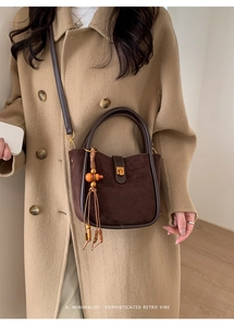 Dunkelbraune Wildleder-Eimertasche mit Ledergriffen und Vintage-Holzperlen-Anhänger