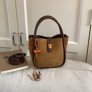 Detail der Eimer-Tasche aus Wildleder mit Holzperlen-Quaste und goldener Schnalle