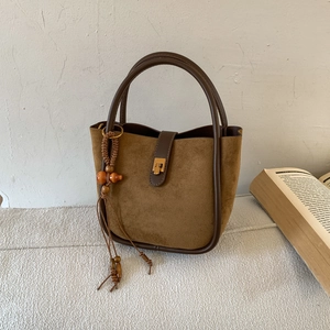 Details der Vintage-Beuteltasche in Karamell mit Wildlederoptik und Holzperlen-Deko