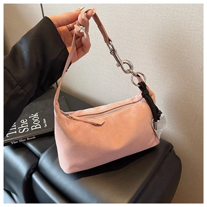 Sac oreiller en daim rose avec pendentif en forme de cœur argenté et bandoulière à chaîne