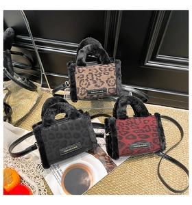 Vista dettagliata delle mini borse leopardate con finiture in ecopelliccia e cinturini