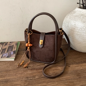 Sac seau vintage marron foncé mat avec boucle dorée et breloque perlée ethnique