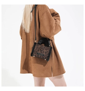 Détail du sac bandoulière léopard avec bordure en fausse fourrure noire et étiquette