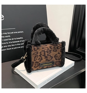 Dettaglio ravvicinato della borsa in peluche leopardata con targa metallica Fashion & Bag