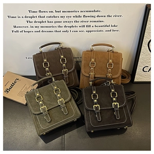 Détails de sacs à dos vintage en quatre couleurs avec surpiqûres et boucles métalliques