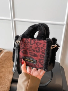 Borsa a tracolla leopardata donna 2025 con inserti in ecopelliccia e cinturino