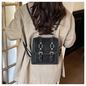 Mini sac à dos noir pour femme avec surpiqûres blanches et boucles dorées au dos