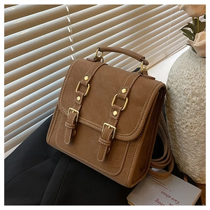 Détails du sac à dos vintage en cuir marron avec doubles boucles et coutures blanches