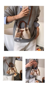 Détails du sac seau bicolore crème et marron avec breloque ours en peluche mignonne