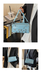 Detail der hellblauen Lackledertasche mit silbernen Ösen und modernem Y2K Design-Stil