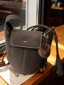Borsa a Secchiello da Donna Retro in Pelle Scamosciata Sintetica Opaca Cuciture a Contrasto Borsa a Tracolla Con Nappine Pom-pom Pendente