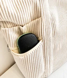 Detailaufnahme der Cordtasche mit funktionalem Reißverschlussfach und geräumigem Innenfutter
