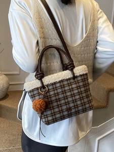 Sac seau à carreaux avec bordure en fausse fourrure blanche et pompon orange