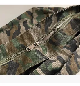 Détail du zip métallique YKK sur un grand sac cabas en toile avec motif camouflage