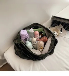Intérieur spacieux du sac cabas camouflage en toile avec bouteilles et accessoires