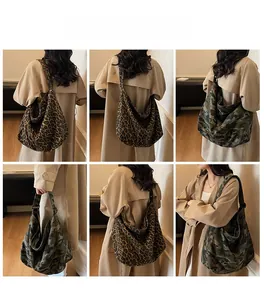 Détails de grands sacs cabas léopard et camouflage portés avec un trench-coat kaki