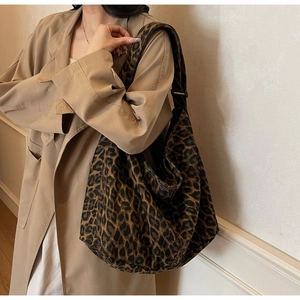 Détail du sac cabas en toile léopard montrant sa grande capacité et son tissu épais