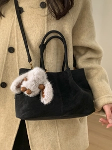 Minimalistische zwarte suède handtas met pluche konijntje hanger en dubbele handvatten