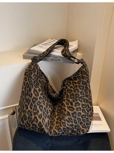 Grand sac fourre-tout léopard en toile avec bandoulière réglable et silhouette hobo chic