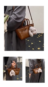 Détail du sac seau en daim marron foncé avec boucle décorative et breloque lapin en peluche