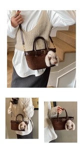 Détail du sac à main en daim marron avec pendentif lapin en peluche et bandoulière