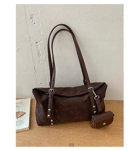 Dettaglio borsa marrone caffè in finta pelle scamosciata con fibbie e mini pochette rimovibile