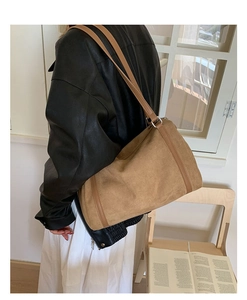 Scatto lifestyle della borsa Boston in camoscio kaki per un look quotidiano retrò