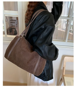 Dettaglio della borsa tote vintage in pelle opaca caffè con sottili spalline chic