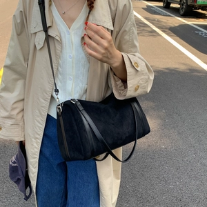 Borsa a cilindro in pelle satinata nera minimalista per uno stile urbano moderno