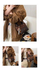 Détail du sac seau vintage à imprimé léopard avec lettrage doré et breloque perlée