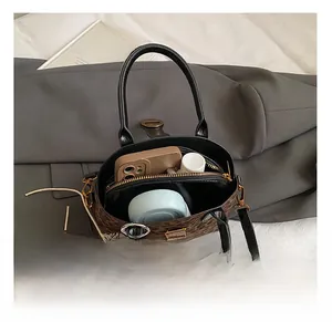 Detailansicht der Leopard-Handtasche Innenkapazität mit Handy und Zubehör