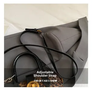 Detail der Handtasche mit Leopardenmuster, Ledergriff und goldenem Drehverschluss