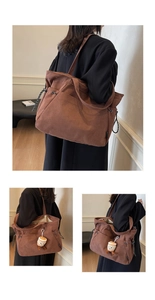 Dettaglio borsa tote in velluto a coste marrone con tasca laterale e ciondolo cupcake