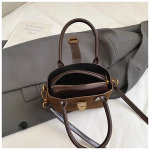 Detailansicht der Vintage-Matte-Handtasche mit goldener Schließe und Innentasche