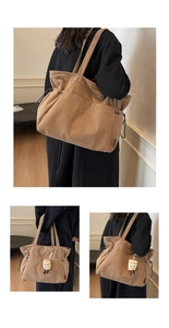 Dettaglio della borsa tote in velluto a coste color caramello con tasche laterali