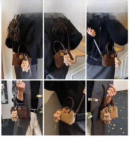 Detailansicht der Vintage Matt Mini Taschen mit goldenen Drehschlossern und Bären Anhängern