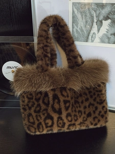 Leopard Print Faux Fur Tote Bag For Women Winter Plush Handbag Fashion Fluffy Commuter Top Handle Bag Magnetic Closure