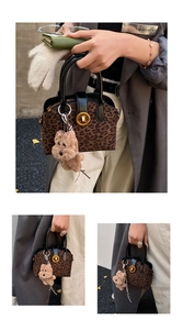 Detail der Leoparden-Handtasche mit schwarzer Klappe, Goldverschluss und Teddy-Anhänger