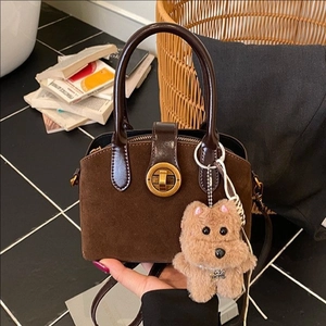 Vintage Wildleder PU Leder Patchwork Umhängetasche Damen Mit Plüsch Anhänger Metallschloss Kleine Quadratische Schultertasche