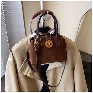 Vintage braune Handtasche aus Wildleder mit goldenem Metallschloss und Schultergurt