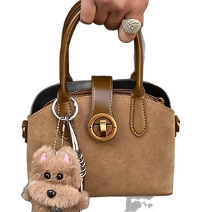 Vintage braune mattierte Handtasche mit Metallschnalle und Plüsch-Hundeanhänger