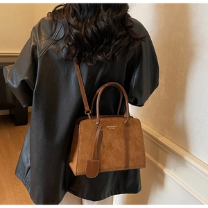 Detailansicht der hellbraunen Shopper-Tasche mit matter Textur und doppelten Tragegriffen