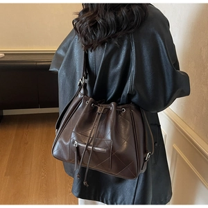Détail du sac seau matelassé marron foncé avec surpiqûres en losanges classiques