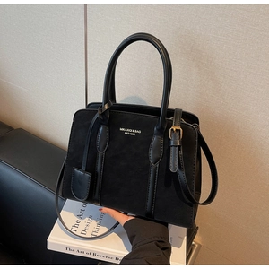 Nahaufnahme der schwarzen Veloursleder-Tote Bag mit goldener Hardware und Logo