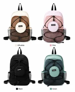 Quatre sacs à dos rétro multicolores en beige, rose, noir et bleu sarcelle en vue groupée