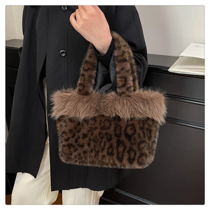 Primer plano del bolso de leopardo en piel sintética con textura suave y detalles de pelo