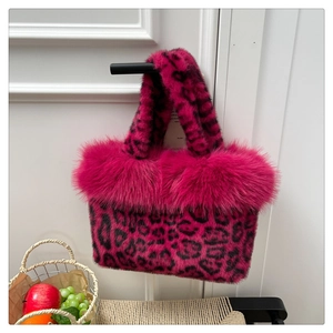 Primer plano detallado del bolso de leopardo rosa brillante con borde de pelo sintético