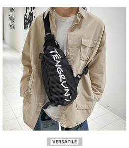 Detailansicht der schwarzen karierten Brusttasche mit weißem Schriftzug und Nylonband